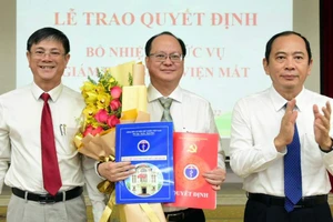 PGS-TS Tăng Chí Thượng, Giám đốc Sở Y tế TPHCM trao quyết định bổ nhiệm Giám đốc Bệnh viện Mắt cho bác sĩ Lê Anh Tuấn