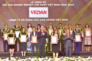 Bà Hà Thị Hòa Bình (Phó Giám đốc) - Đại diện Công ty Vedan Việt Nam nhận chứng nhận từ ban tổ chức