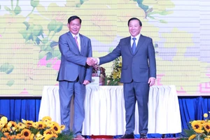 Lãnh đạo tỉnh Prey Veng tặng quà, chúc tết lãnh đạo tỉnh Long An