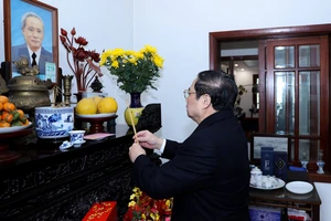Thủ tướng Phạm Minh Chính dâng hương tưởng nhớ cố Thủ tướng Phạm Văn Đồng. Ảnh: VGP