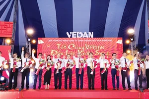 Ban lãnh đạo của Vedan Việt Nam cùng lên sân khấu nâng ly gửi lời chúc mừng năm mới đến CBCNV