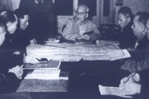 Bác Hồ cùng các Ủy viên Bộ Chính trị họp bàn chiến dịch Tết Mậu Thân 1968. Ảnh: TƯ LIỆU