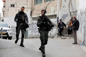 Cảnh sát Israel tuần tra bên ngoài ngôi nhà của hung thủ 21 tuổi ở Đông Jerusalem
