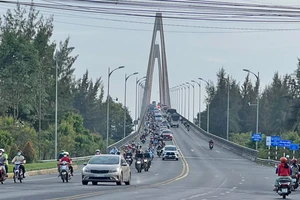 Lượng phương tiện hướng miền Tây về TPHCM qua cầu Rạch Miễu nhiều, nhưng không xảy ra kẹt xe nhờ điều tiết giao thông. Ảnh: NGỌC PHÚC