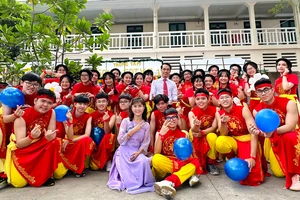 Học sinh lớp 11CA3, Trường THPT chuyên Trần Đại Nghĩa (quận 1), TPHCM tham gia hoạt động mừng xuân