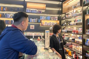 Các bạn trẻ tìm đến cửa hàng Vape (quận Gò Vấp, TPHCM) để nhờ tư vấn, mua thuốc lá điện tử