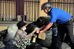 Nguyễn Khắc Cương đi phát bánh cho người neo đơn trên các tuyến đường phố ở TP Biên Hòa, tỉnh Đồng Nai