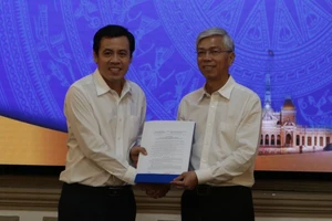Ông Trần Anh Tuấn (trái) nhận quyết định điều động bổ nhiệm