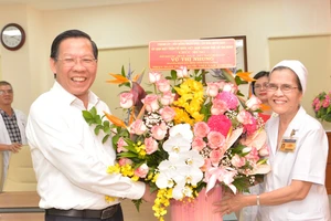 Chủ tịch UBND TPHCM Phan Văn Mãi thăm PGS TS BS Thầy thuốc Nhân dân Vũ Thị Nhung. Ảnh: CAO THĂNG