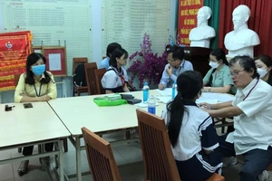 Bác sĩ Trương Hữu Khanh, chuyên gia về Nhiễm Nhi của BV Nhi Đồng 1 và tổ công tác thăm khám cho các học sinh của 2 trường THCS Lê Văn Tám và THCS Lam Sơn