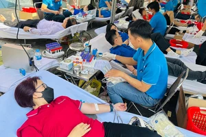 Đông đảo đoàn viên, thanh niên tham gia hiến máu