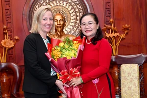 Chủ tịch HĐND TPHCM Nguyễn Thị Lệ tặng hoa bà Melissa A.Brown, Phó Trợ lý Ngoại trưởng phụ trách khu vực Đông Nam Á, Bộ Ngoại giao Hoa Kỳ. Ảnh: VIỆT DŨNG