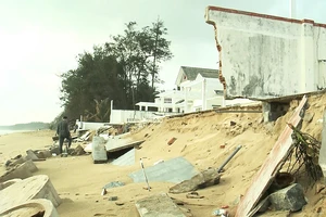 Những căn biệt thự, công trình bị triều cường tàn phá trước biển Gành Đỏ