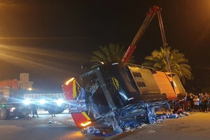 Xe tải va chạm xe khách, 13 người bị thương nhập viện trong đêm
