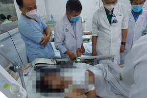 Các bác sĩ thăm khám cho bệnh nhân bị ngộ độc Botulinum ở Quảng Nam