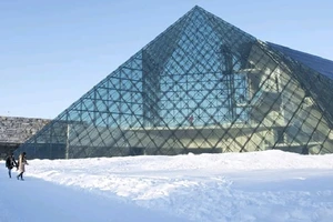 Kim tự tháp kính ở công viên Moerenuma được làm mát từ tuyết