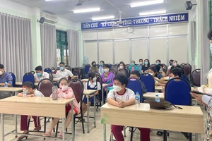 Nhân viên y tế tổ chức thăm khám, điều tra dịch tễ cho trẻ lớp 4/2 trường Võ Trường Toản