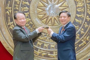 Tổng Thư ký Quốc hội Bùi Văn Cường trao quà lưu niệm cho Tổng Thư ký Thượng viện Vương quốc Campuchia Oum Sarith
