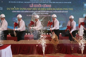 Thực hiện nghi thức khởi công