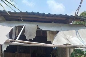 Mưa giông kèm gió giật mạnh làm tốc mái hàng chục căn nhà ở Tiền Giang