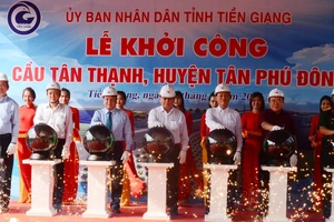 Nghi lễ khởi công cầu Tân Thạnh, huyện Tân Phú Đông. Ảnh: MINH THÀNH