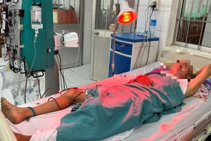 Một trong những bệnh nhân bị ngộ độc rượu đang điều trị tại Bệnh viện Đa khoa Cà Mau