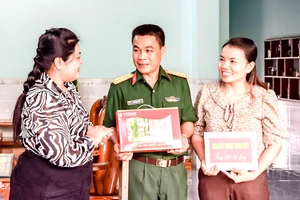 Bà Nguyễn Thu Thủy - đại diện Vedan trao quà cho gia đình đại úy quân nhân chuyên nghiệp Ngô Công Tấn