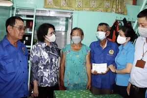 Bí thư Quận ủy quận 1 Tô Thị Bích Châu thăm hỏi, động viên và tặng quà gia đình ông Nguyễn Văn My