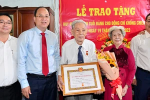 Đồng chí Nguyễn Hồ Hải trao Huy hiệu 65 năm tuổi Đảng cho đồng chí Khổng Chiêu Lư