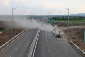 Cao tốc Vĩnh Hảo - Phan Thiết và Nha Trang - Cam Lâm hoãn lễ khánh thành nhưng vẫn thông xe ngày 19-5