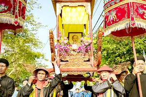 Lễ rước sen tại làng Dương Nỗ