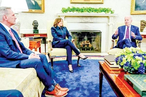 Tổng thống Mỹ Joe Biden và Phó Tổng thống Kamala Harris (giữa) đàm phán về trần nợ công với Chủ tịch Hạ viện Mỹ Kevin McCarthy. Ảnh: AP