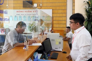 Người dân làm thủ tục hành chính tại UBND xã Ninh Hiệp, huyện Gia Lâm, Hà Nội. Ảnh: QUANG PHÚC