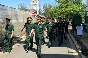 Thiếu tướng Phạm Mạnh Cường kiểm tra quân phục chiến sĩ biên phòng.