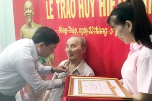 Đồng chí Phan Văn Thắng trao huy hiệu 60 năm tuổi Đảng cho đảng viên