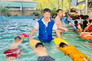 Dạy bơi cho hơn 400 học sinh miền núi tỉnh Quảng Bình
