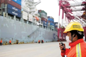 Hoạt động ở một cảng container tại Trung Quốc. Ảnh: Reuters