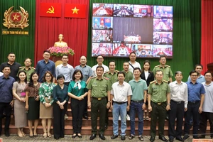 Thiếu tướng Lê Hồng Nam cùng đại diện các cơ quan báo chí thành phố tại điểm cầu TPHCM