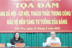 Phó Bí thư Thường trực Tỉnh ủy Bến Tre Hồ Thị Hoàng Yến (trái) chủ trì buổi toạ đàm