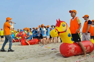 Đoàn khách MICE vui chơi tại bãi biển mùa hè do TSTtourist tổ chức