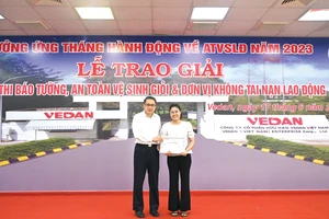 Ông Ni Chih Hao - Tổng Giám đốc Vedan Việt Nam trao giải nhất tập thể báo tường cho đại diện Xưởng tinh bột