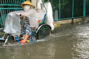 Nhiều giờ sau cơn mưa, nước vẫn chưa rút hết tại hẻm 65 Nguyễn Thị Căn, quận 12, TPHCM. Ảnh: GIA HÂN