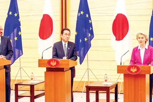 Thủ tướng Nhật Bản Kishida Fumio (giữa) và các nhà lãnh đạo EU tại Tokyo hồi tháng 5