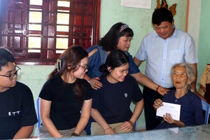 Thăm hỏi và trao tiền phụng dưỡng cho Mẹ Việt Nam anh hùng Nguyễn Thị Qua