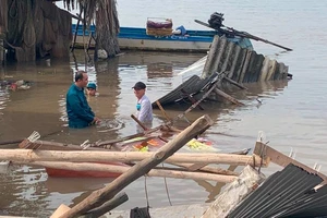 Vụ sạt lở làm sập hoàn toàn 4 nhà dân