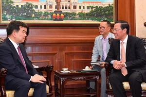 Chủ tịch UBND TPHCM Phan Văn Mãi tiếp ông Shin Choong Il. Ảnh: VIỆT DŨNG