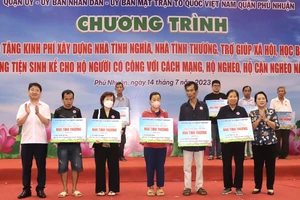 Chủ tịch Ủy ban MTTQ Việt Nam TPHCM Trần Kim Yến trao kinh phí hỗ trợ xây dựng, sửa chữa nhà tình thương cho các gia đình khó khăn tại quận Phú Nhuận