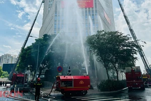 Diễn tập chữa cháy ở tòa nhà Vietcombank Tower. Ảnh CHÍ THẠCH 
