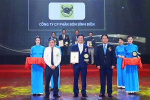 Ông Đỗ Nhật Tân, PGĐ Công ty CP Bình Điền Ninh Bình đại diện Công ty Bình Điền nhận giải thưởng Nhãn hiệu nổi tiếng Việt Nam năm 2023