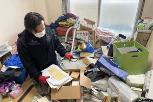 Nhân viên Công ty vệ sinh Bxia sàng lọc tài sản của người đã mất. Ảnh: Japan Times